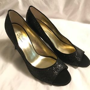The touch of Nina Black Heels Size 11
